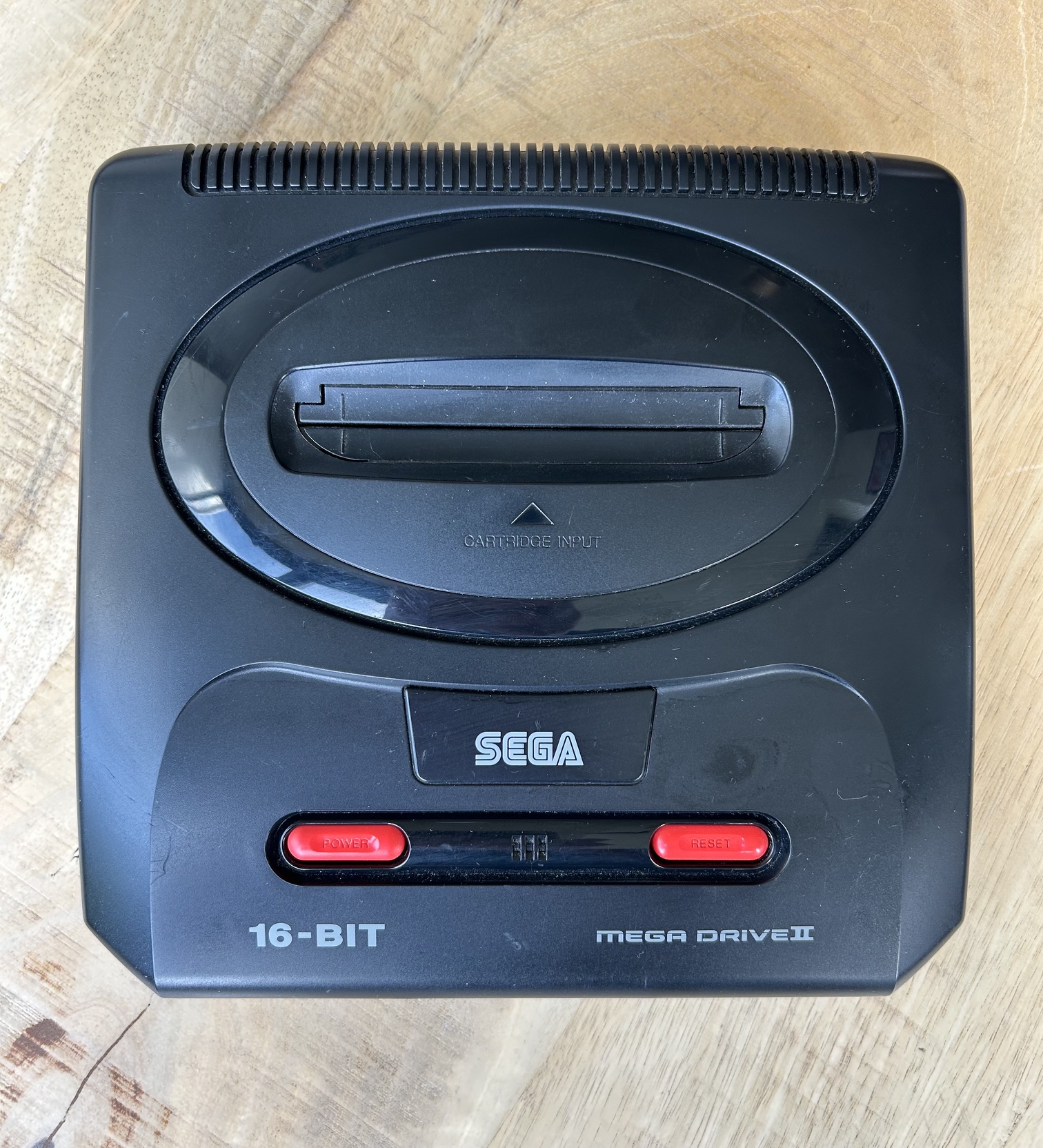 Sega Mega Drive 2 Konsole + High-Tech Scart Kabel + 1 Original Controller + Sonic Spiel + Zubehörpaket (SET) – Bild 3